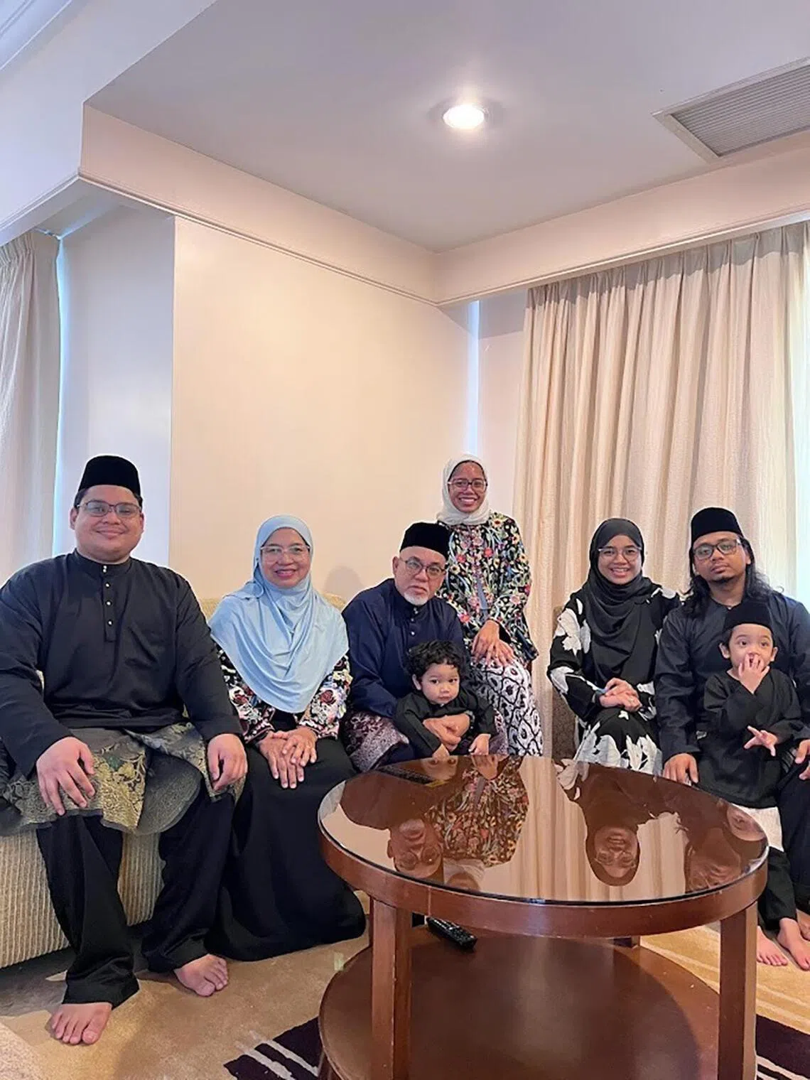 2023 年，Batrisyia Najwa Azalan 女士（中）与她的父母、兄弟姐妹和家人在吉隆坡一家酒店度过开斋节假期。
