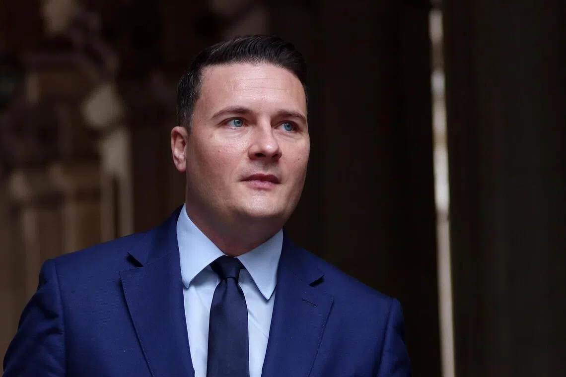 epa12957160 (FILE)  British Health Secretary Wes Streeting arrives for a cabinet meeting at 10 Downing Street in London, Britain, 24 March 2026. (reissued 14 May 2026)  In his resignation letter to the Prime Minister, Streeting stated that he had 'lost confidence' in Keir Starmer's leadership.  EPA/ANDY RAIN