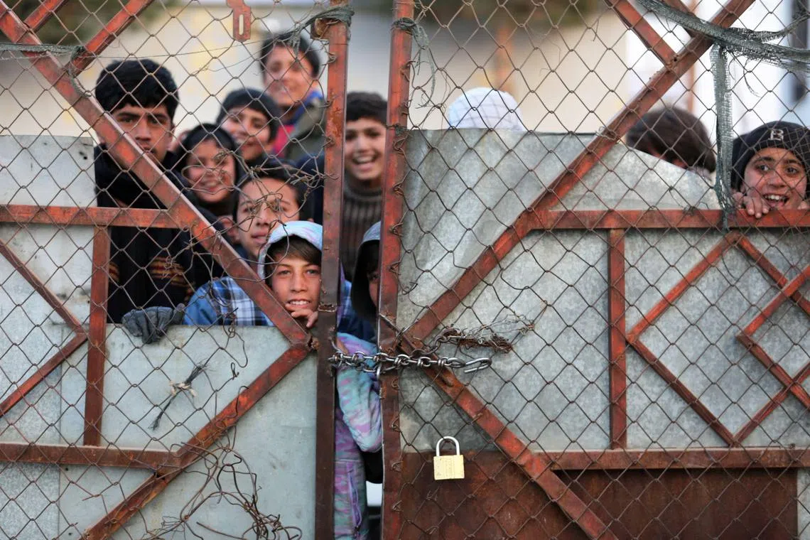  - Several foreign aid groups announced on December 25 they were suspending their operations in Afghanistan after the country's Taliban rulers ordered all NGOs to stop women staff from working. (Photo by AFP)