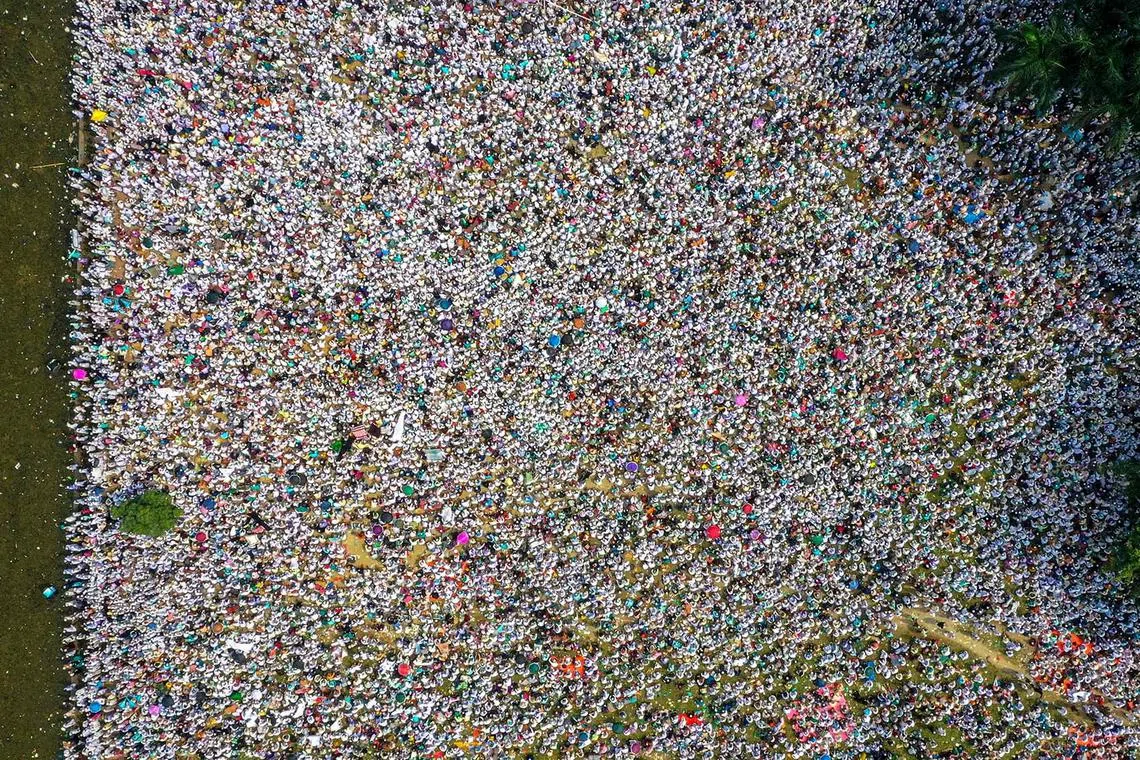 TOPSHOT - An aerial view shows Muslim devotees gathered during a rally organised by Bangladesh's National Ulema Mashaikh Parishad (NUMP) calling for the preservation of the core values and traditions of the Islamic group Tablighi Jamaat, at the Suhrawardy Udyan in Dhaka on November 5, 2024. (Photo by Abdul GONI / AFP)
