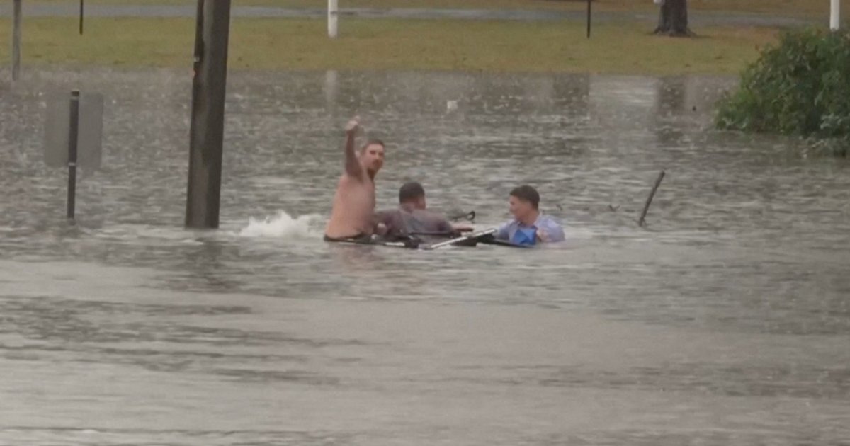 Australian TV reporter recalls 'terrifying' rescue of man from sinking car