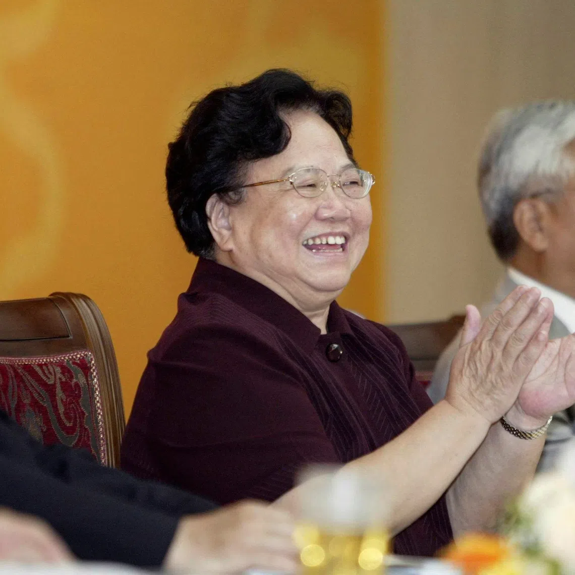 Peng Peiyun (C), former State Councillor, claps at the second Asian Women's Forum in Beijing, June 23, 2005. REUTERS/Stringer (CHINA - Tags: POLITICS SOCIETY) CHINA OUT. NO COMMERCIAL OR EDITORIAL SALES IN CHINA/File Photo