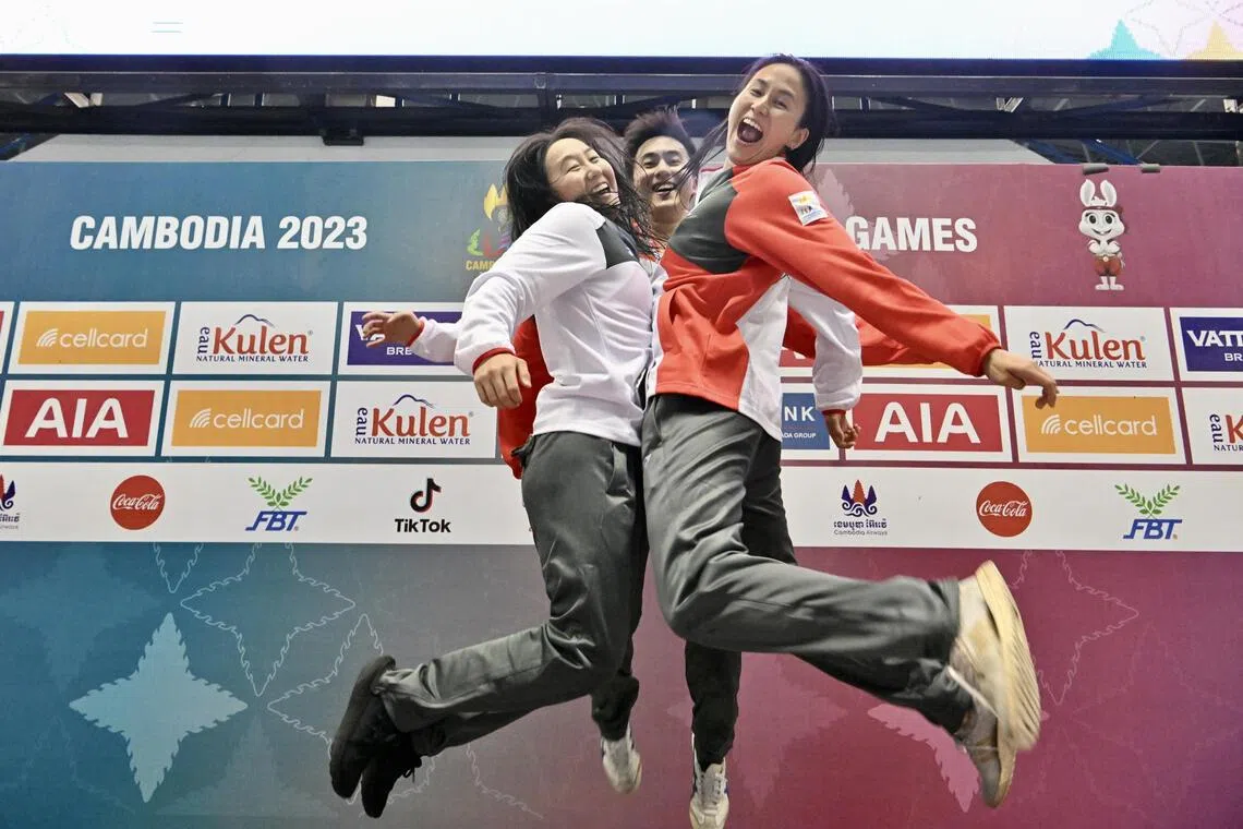(From left) Quah siblings Jing Wen, Zheng Wen and Ting Wen celebrating after they won the 2023 SEA Games mixed 4X100 medley gold with Nicholas Mahabir.
