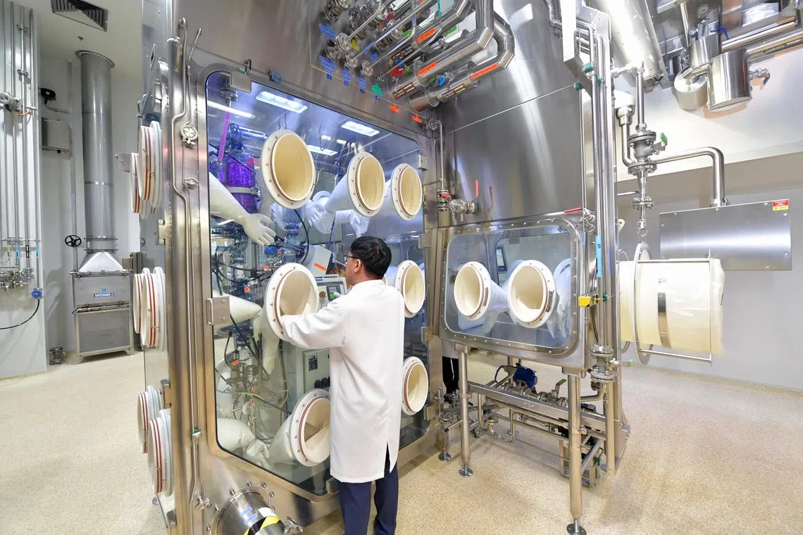 pixgenerics / ST20221117_202206612640 / Alphonsus Chern // Generic photograph of people working on a rotary evaporator in a laboratory in GSK's High Potency Facility on 17 November 2022.