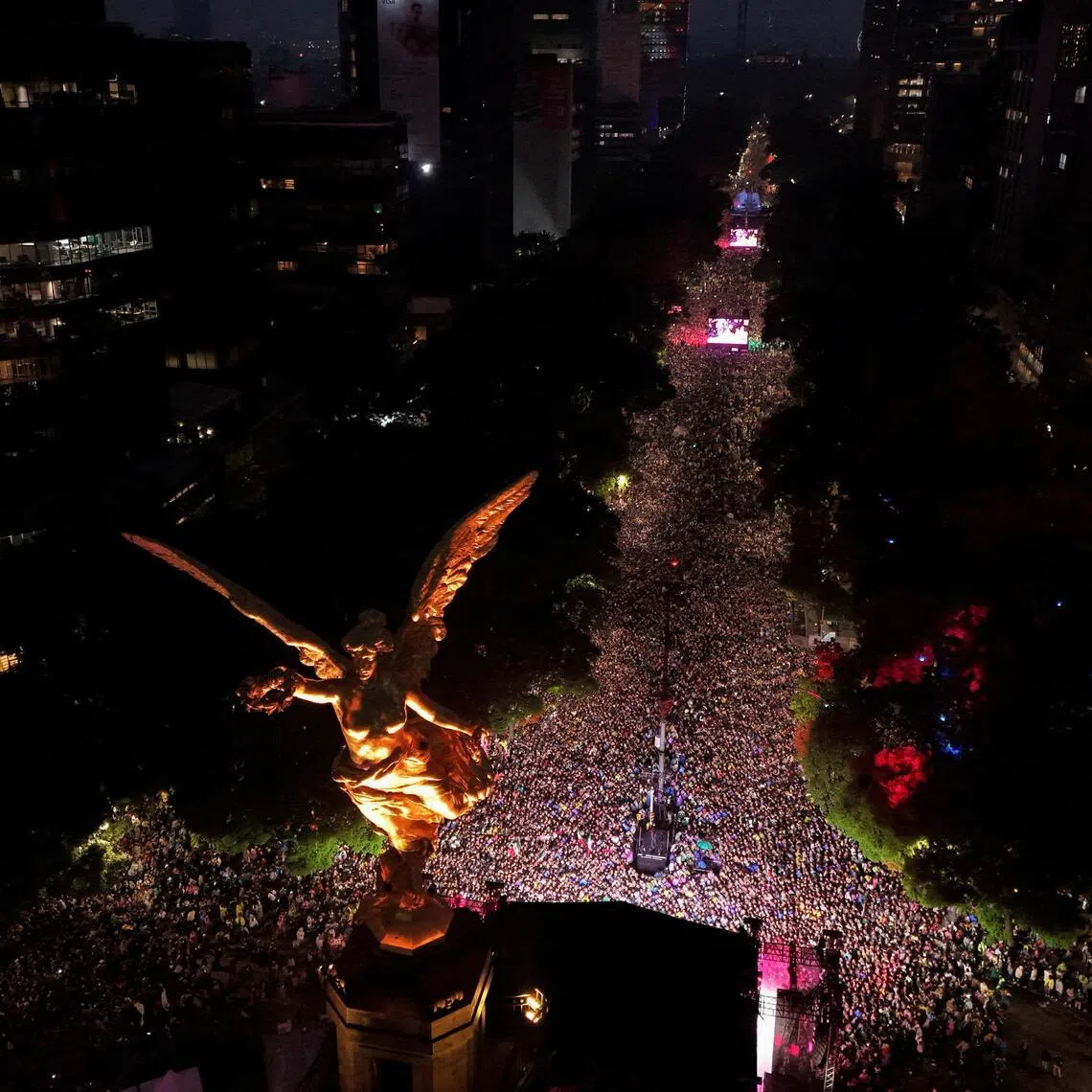 Soccer Football - FIFA World Cup 2026 - Round of 32 - Mexico v Ecuador - Fans gather in Mexico City - Mexico City, Mexico - June 30, 2026 A drone view shows Mexico fans gathering at the Angel de la Independencia before the match REUTERS/Armando Vega     TPX IMAGES OF THE DAY