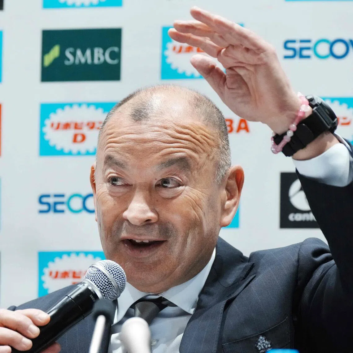 Japan coach Eddie Jones believes that the Rugby Football Union should have more patience with England coach Steve Borthwick.