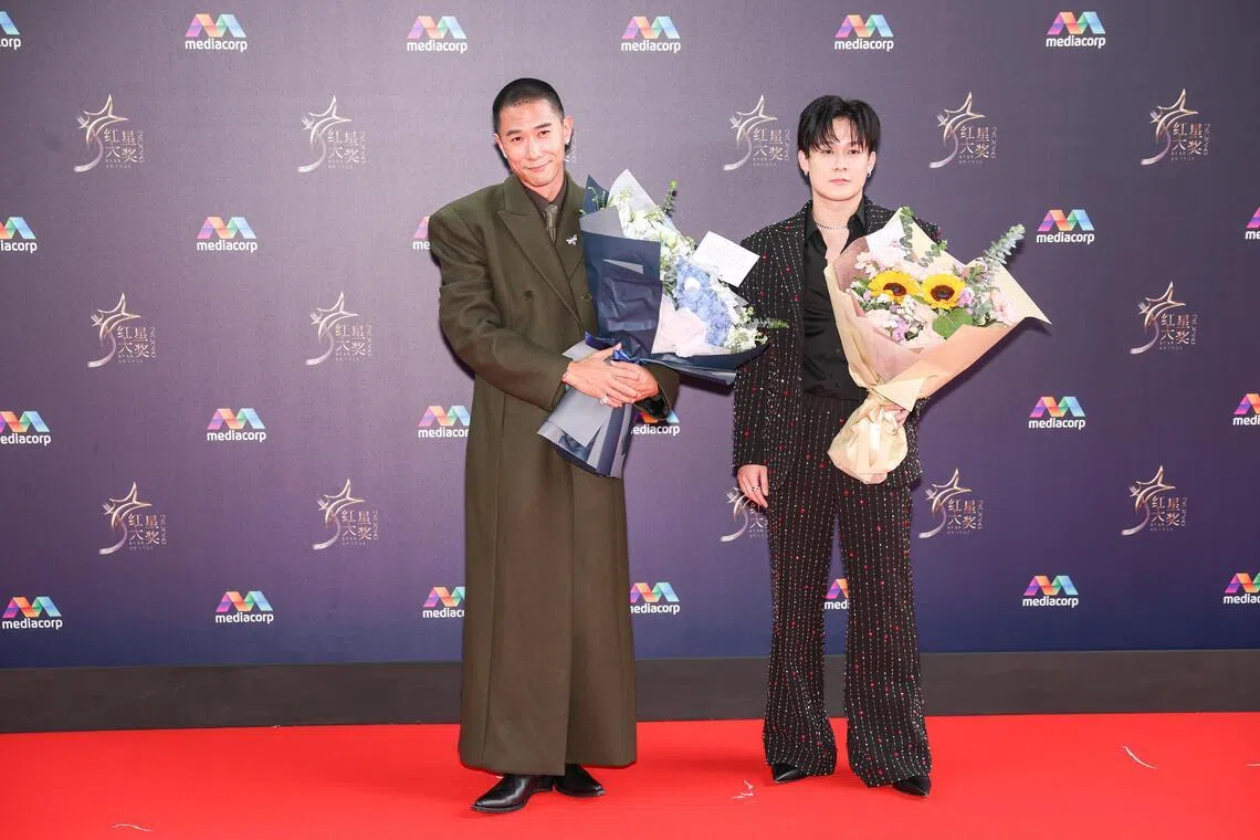 Desmond Tan (à gauche) sur le tapis rouge lors de la remise des Star Awards à Mediacorp le 19 avril. 