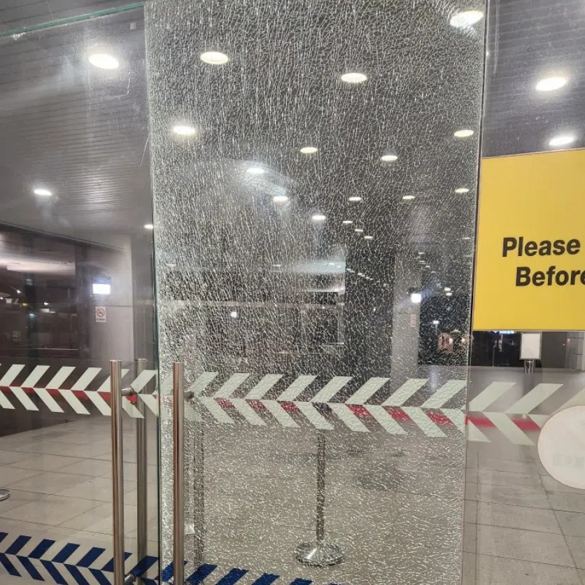 The man had thrown a rock weighing almost half a kilogram at the glass door of the complex’s main entrance and was immediately arrested.
