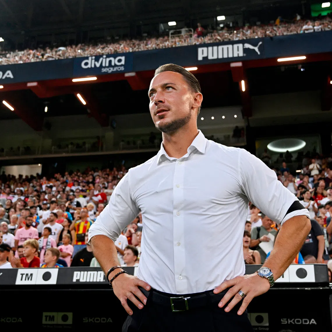 Soccer Football - Pre Season Friendly - Valencia v Newcastle United - Estadio de Mestalla, Valencia, Spain - August 8, 2026 Newcastle United manager Matthias Jaissle looks on before the match REUTERS/Pablo Morano