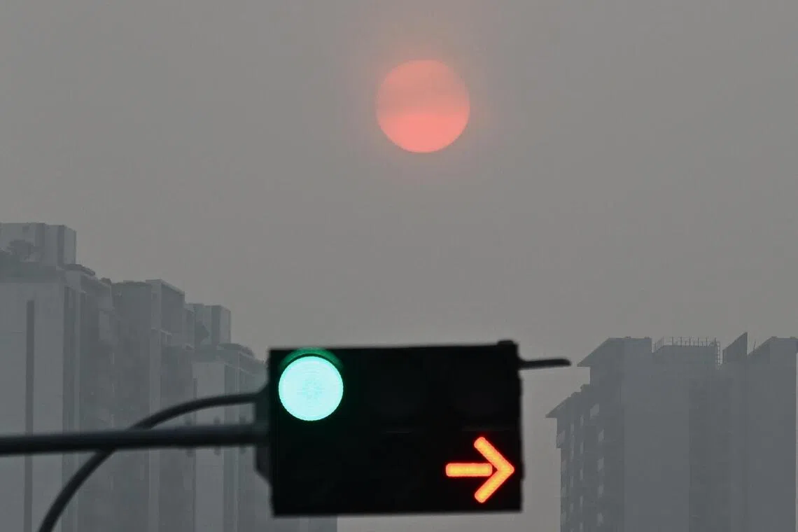 Sun shrouded in haze seen in Teban Gardens Road at 7:20am on Oct 9, 2026. The 24-hr PSI for West is 158 and the 1hr PM2.5 is 145. ST PHOTO: AZMI ATHNI