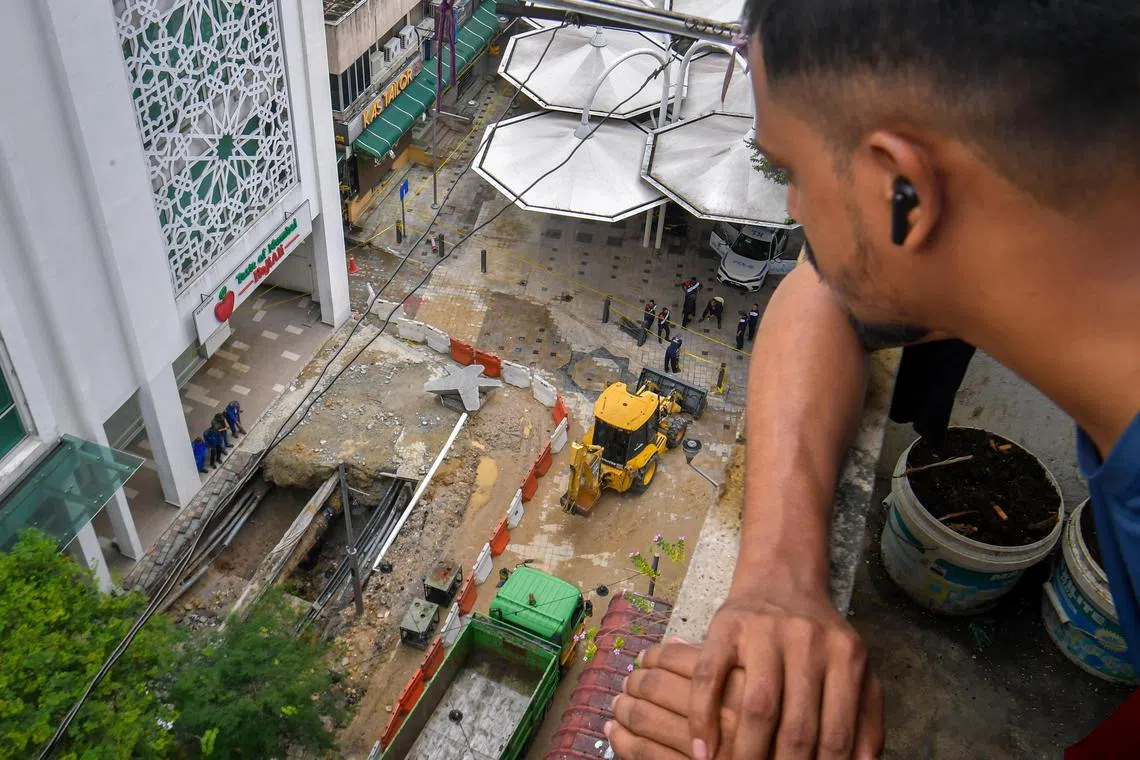 KUALA LUMPUR, 26 Ogos -- Penduduk sekitar melihat keadaan terkini di sekitar operasi pencarian warga India yang menjadi mangsa insiden tanah jerlus di Jalan Masjid India hari ini. Operasi SAR yang memasuki hari keempat, disambung hari ini dengan meneruskan teknik flushing di lurang kelima. --fotoBERNAMA (2024) HAK CIPTA TERPELIHARA