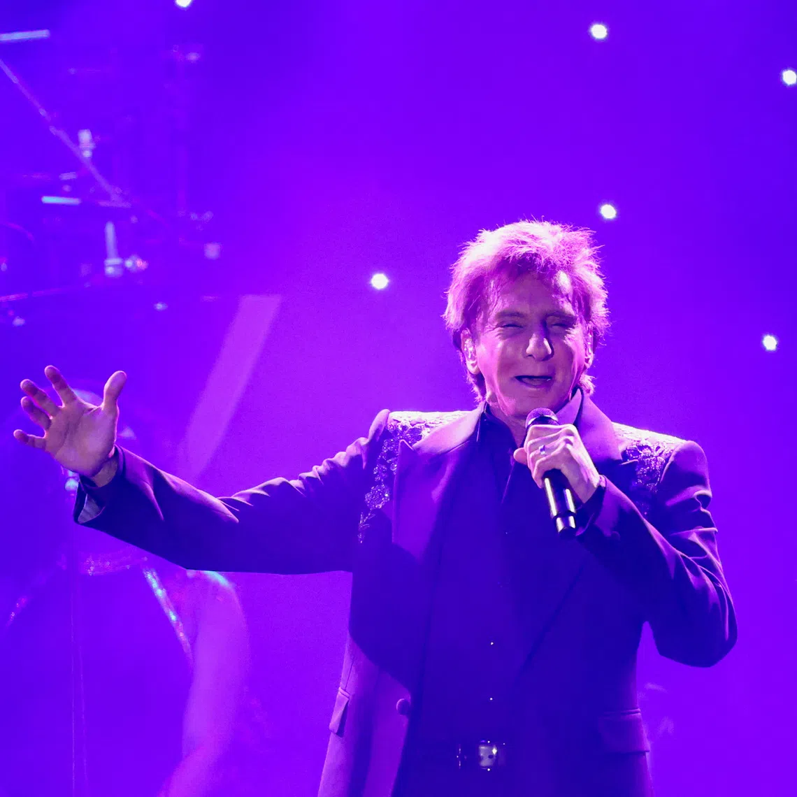 FILE PHOTO: Barry Manilow performs during the Pre-GRAMMY gala, hosted by the Recording Academy and Clive Davis, in Beverly Hills, California, U.S., February 1, 2025. REUTERS/Mario Anzuoni/ File Photo