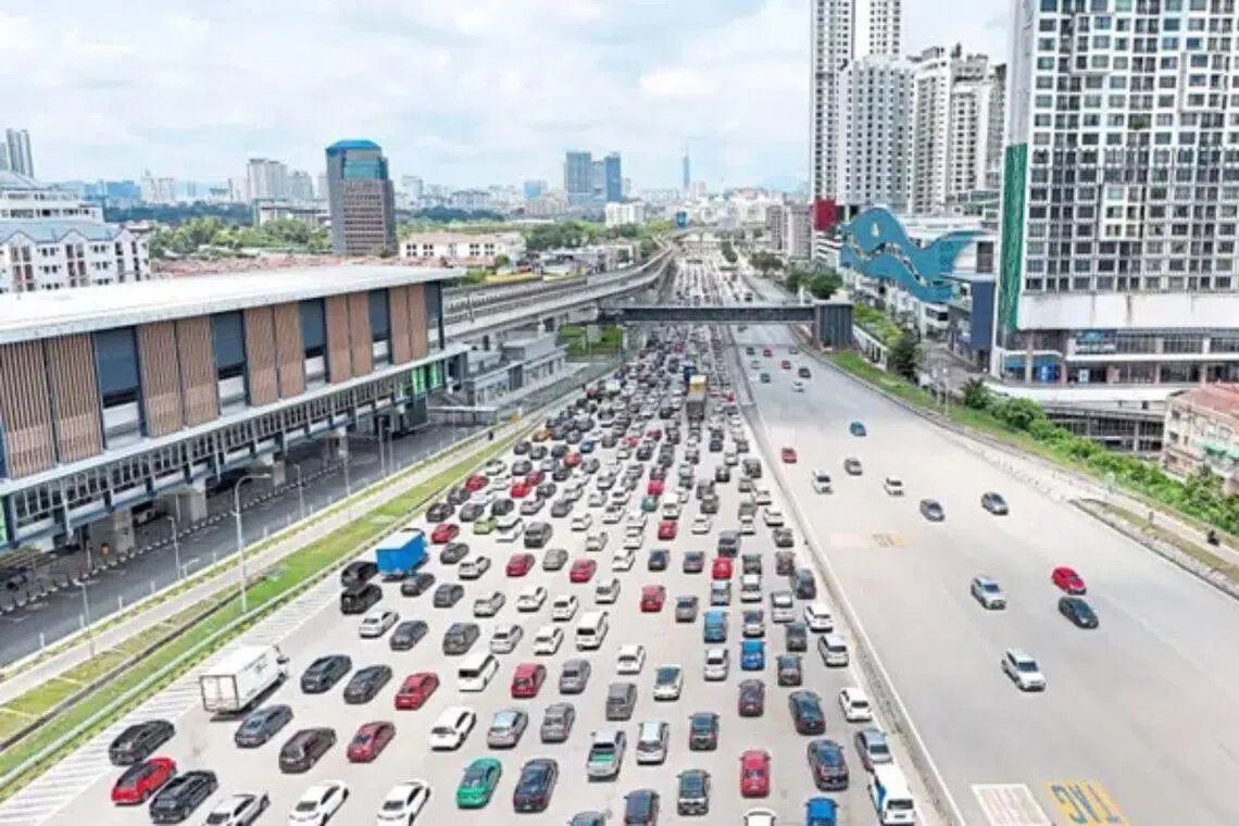 Holiday exodus sees congestion at hot spots in Malaysia