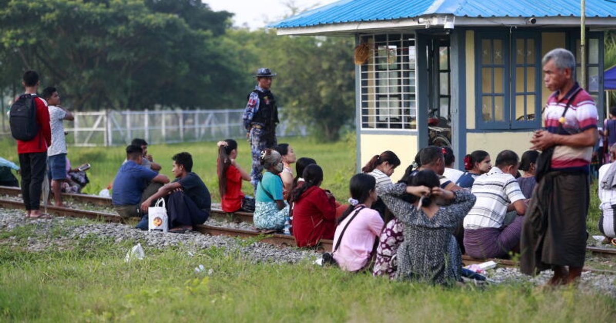 Myanmar leader to visit Malaysia after migrant returns begin