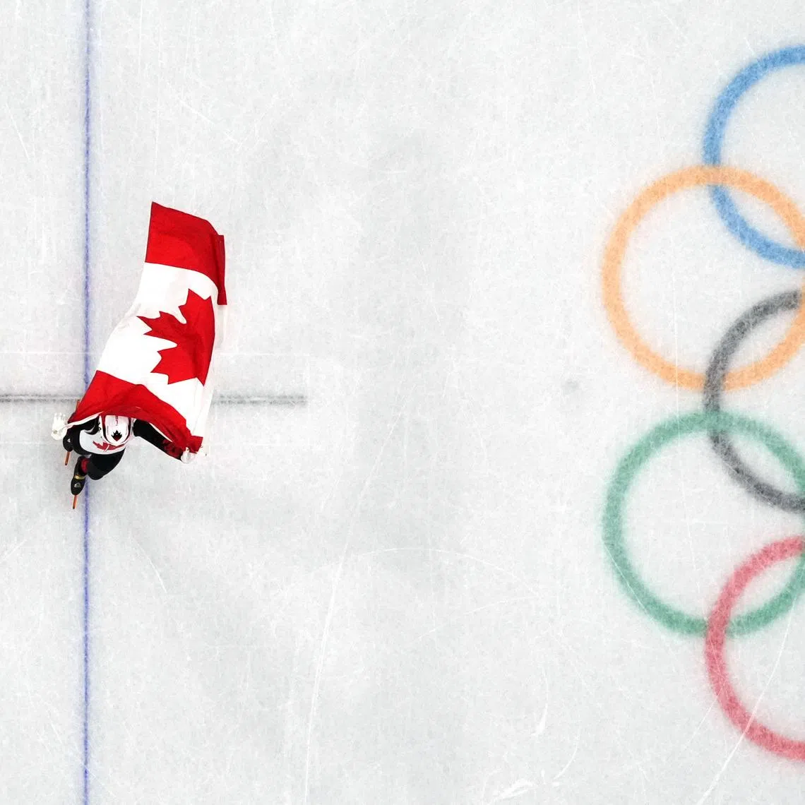 Milano Cortina 2026 Olympics - Short Track Speed Skating - Women's 1000m - Finals - Milano Ice Skating Arena, Milan, Italy - February 16, 2026. Courtney Sarault of Canada celebrates with her national flag after winning silver in the Women's 1000m Finals REUTERS/Fabrizio Bensch