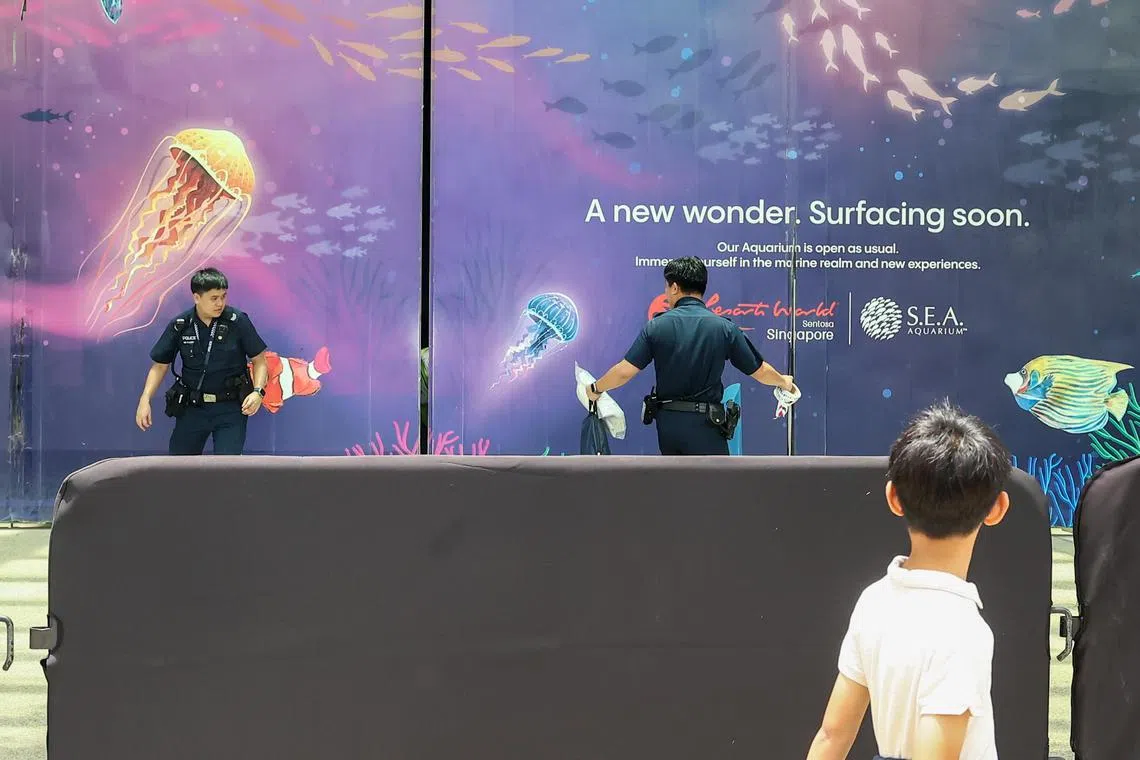 Police at the site where a 45-year-old man was pronounced dead on the morning of Sept 29. The site appears to be the renovation extension of the S.E.A Aquarium extension renovation. 