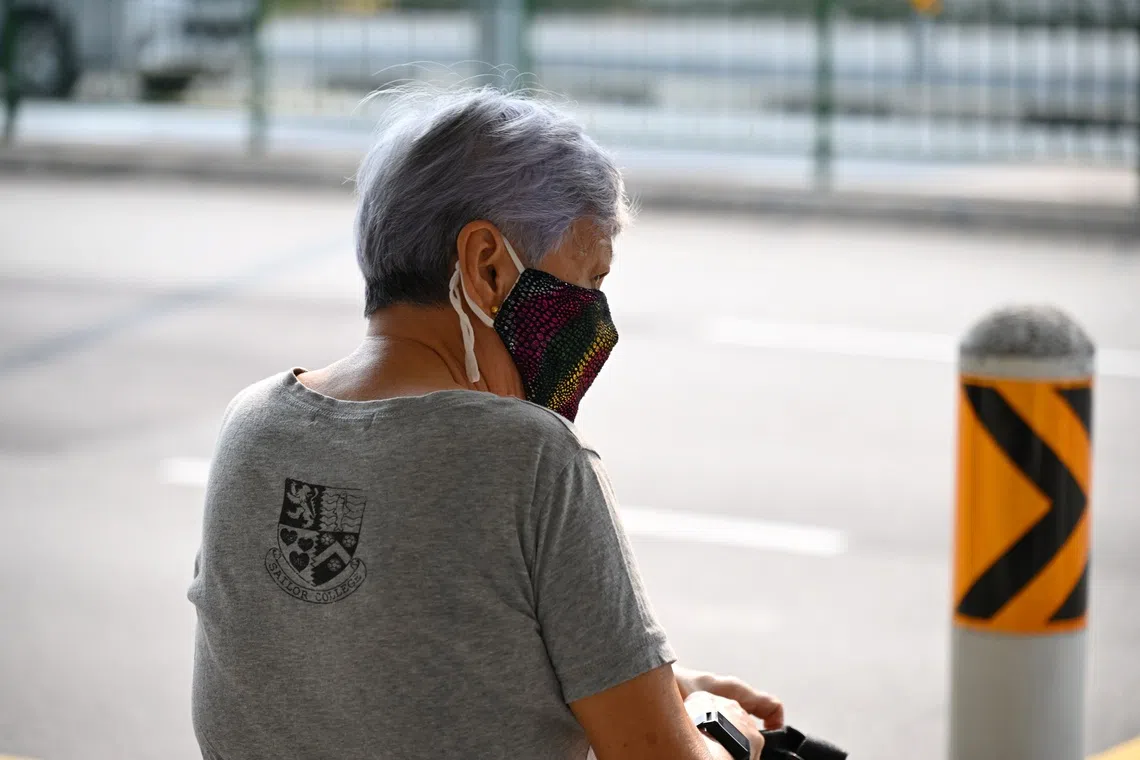 ST20260904_202676400765 Kua Chee Siong/ rypsi/ An elderly woman in a mask waiting at a bus stop in Toa Payoh Lorong 1. The haze condition as seen from Toa Payoh Lorong 1 at 930am. 24 hr PSI reading is 103. ST PHOTO: KUA CHEE SIONG ST PHOTO: KUA CHEE SIONG