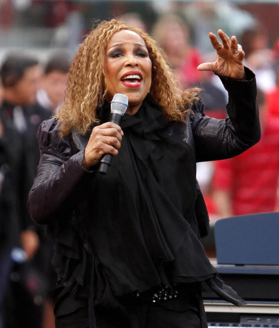 FILE PHOTO: Singer Roberta Flack sings before the start of the Major League Baseball’s Civil Rights game between the Cincinnati Reds and the St. Louis Cardinals at Great American Ball Park in Cincinnati, Ohio, May 15, 2010. REUTERS/John Sommers II/File Photo