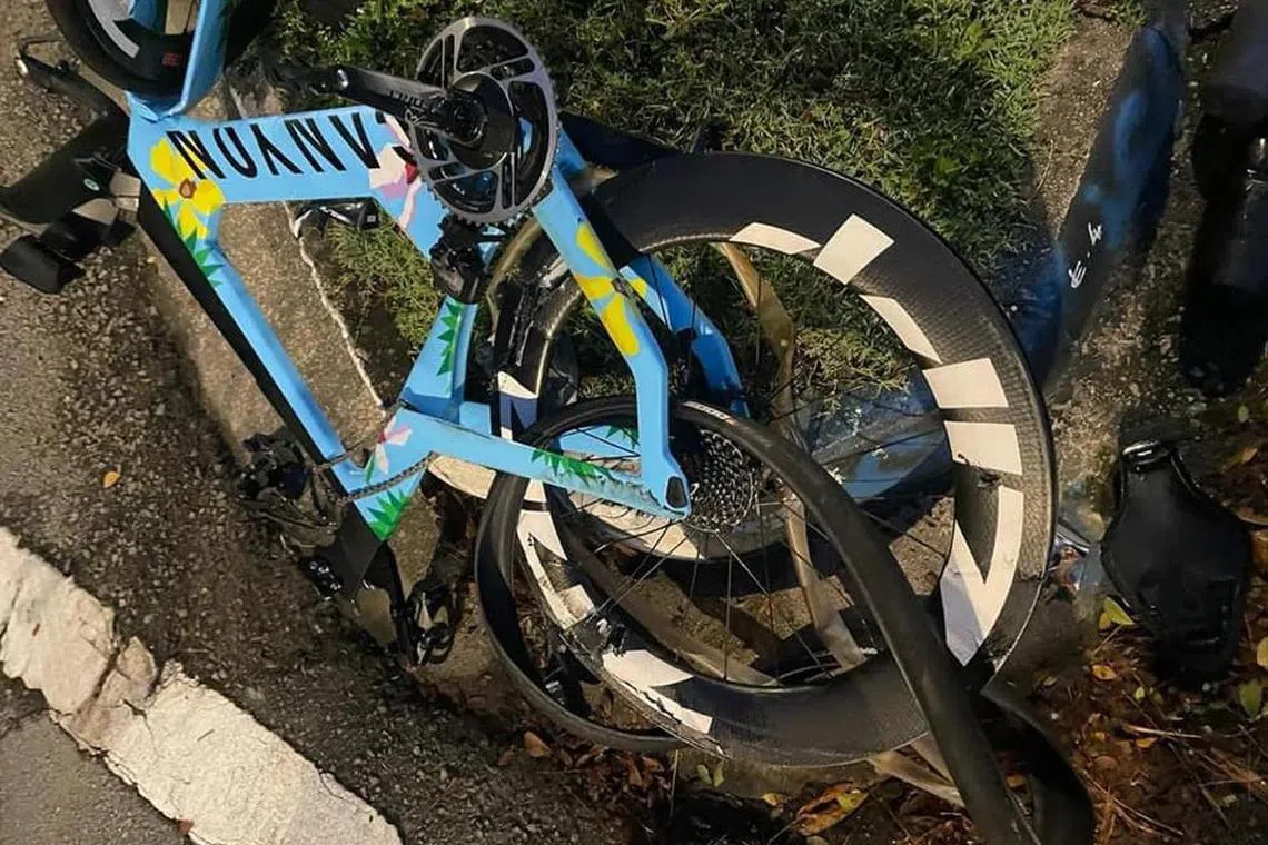 wwcyclist30 - A bicycle, believed to belong to a 43-year-old male cyclist who was killed in an alleged hit and run accident on Wednesday (Nov 30) morning, on the side of the road

Byline: SG Road Vigilante Facebook Group