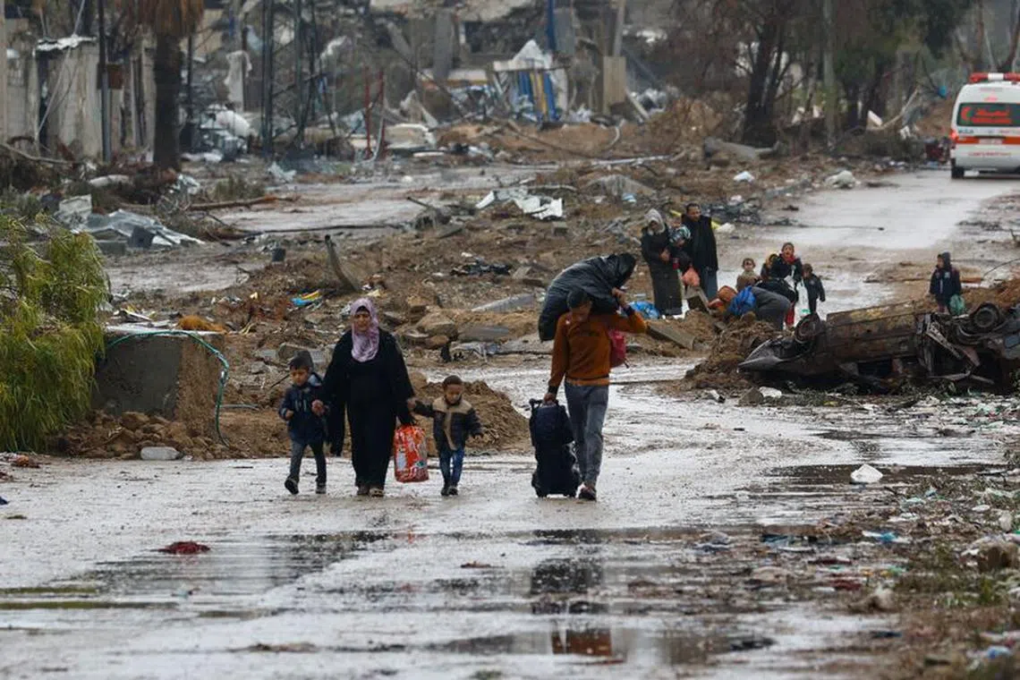 Palestinians fleeing north Gaza move southward as ambulances head towards north Gaza during a temporary truce between Israel and Hamas, near Gaza City, November 27, 2023. REUTERS/Ibraheem Abu Mustafa/ File photo