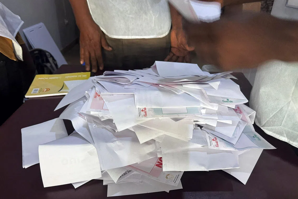 Election officials count ballot papers in a referendum on a new Guinean constitution that could permit coup leader Mamady Doumbouya, who seized power in 2021, to run for president, in Conakry, Guinea September 21, 2025. REUTERS/Souleymane Camara