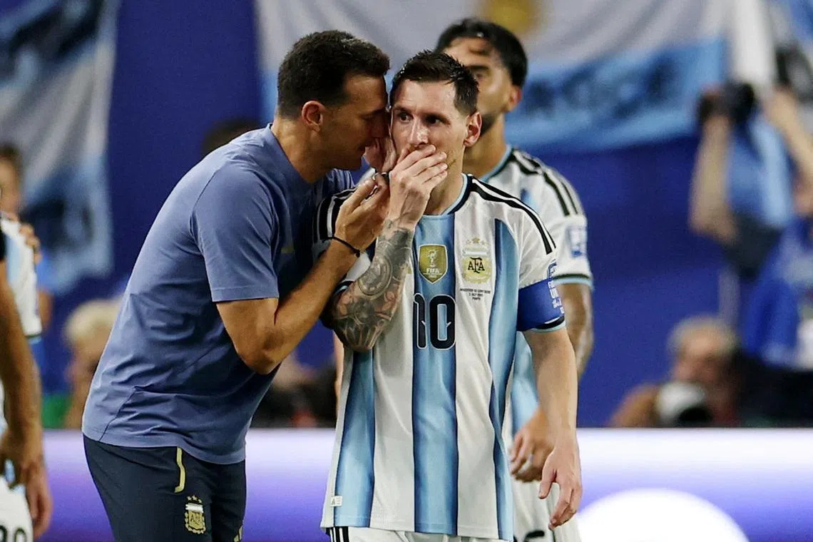Soccer Football - FIFA World Cup 2026 - Round of 32 - Argentina v Cape Verde - Miami Stadium, Miami Gardens, Florida, U.S. - July 3, 2026 Argentina coach Lionel Scaloni speaks with Lionel Messi after Cristian Romero scores their third goal REUTERS/Amanda Perobelli
