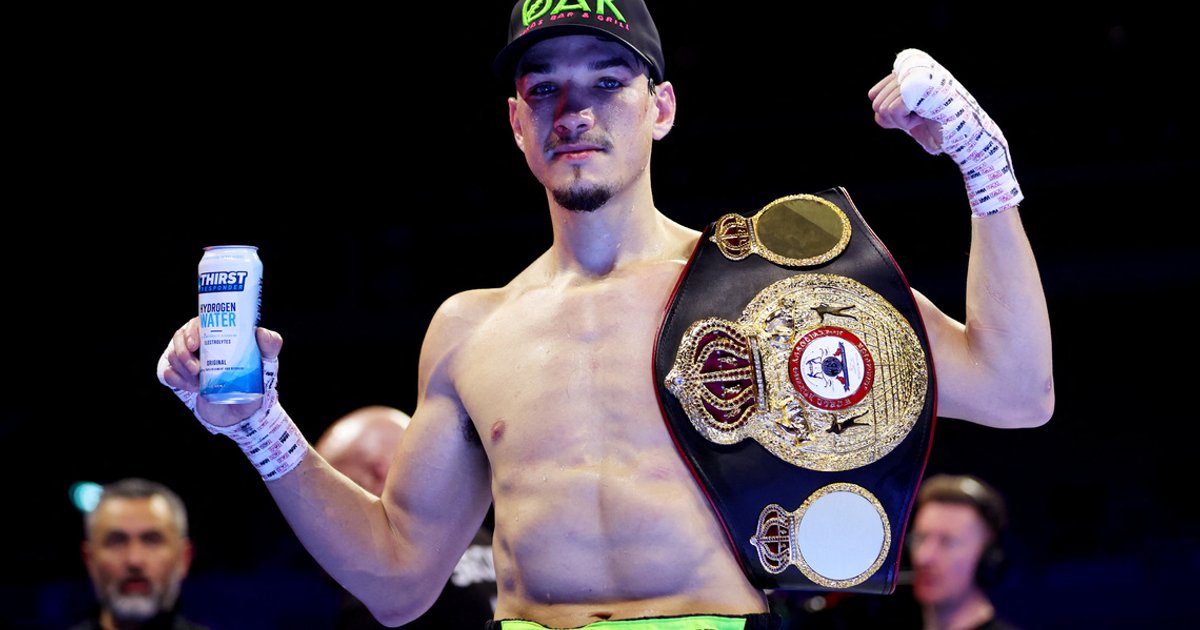 Boxing-Figueroa loses WBA featherweight title after missing weight