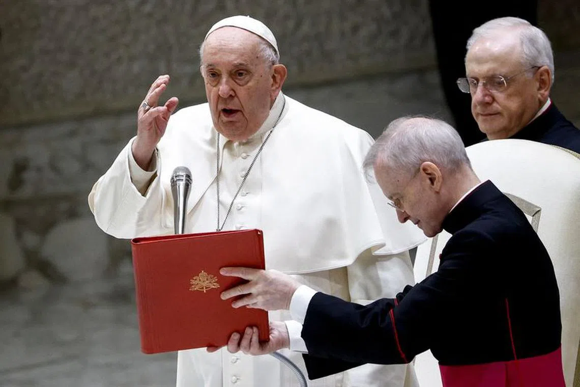 Pope Francis leads an audience to deliver a Christmas message to Vatican workers in Paul VI Hall at the Vatican, December 21, 2023. REUTERS/Guglielmo Mangiapane