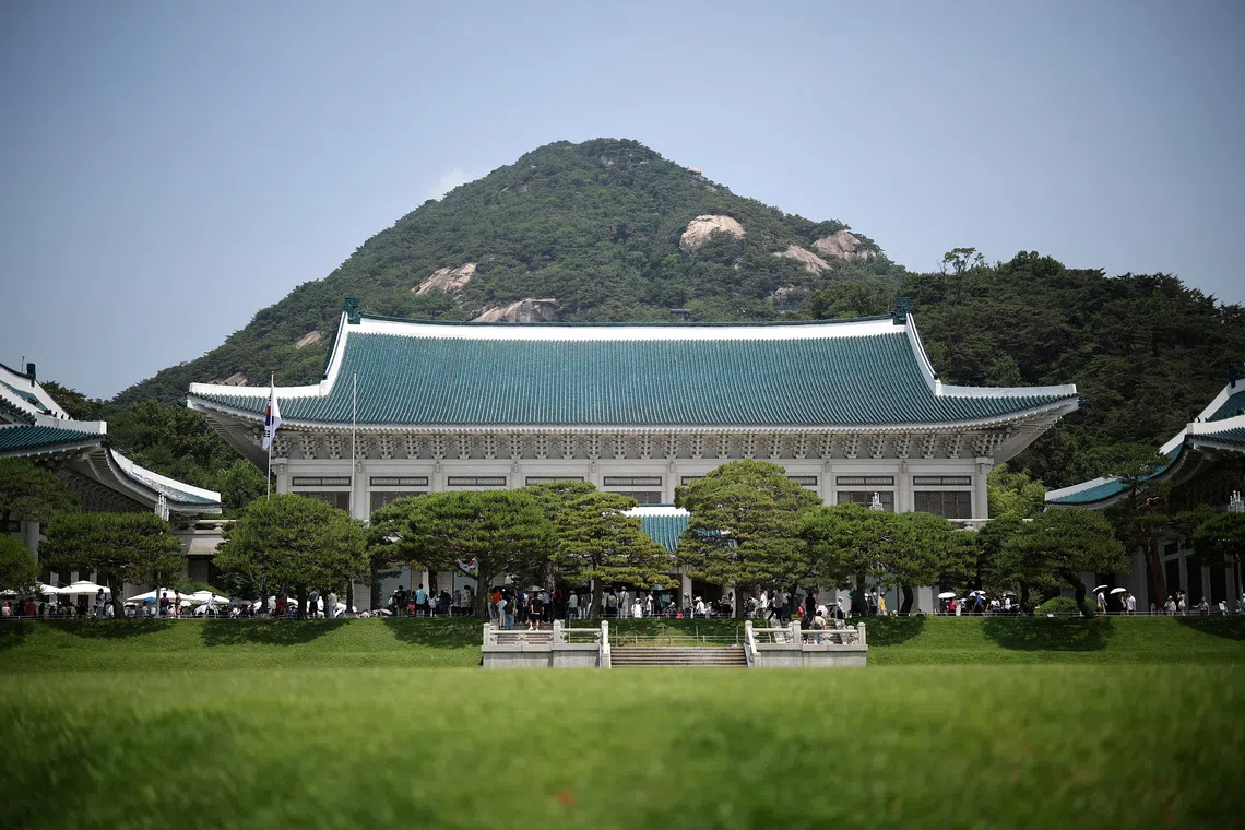 FILE PHOTO: People wait in a line to get into the Blue House’s main building in Seoul, South Korea, June 18, 2025. REUTERS/Kim Hong-Ji/File Photo