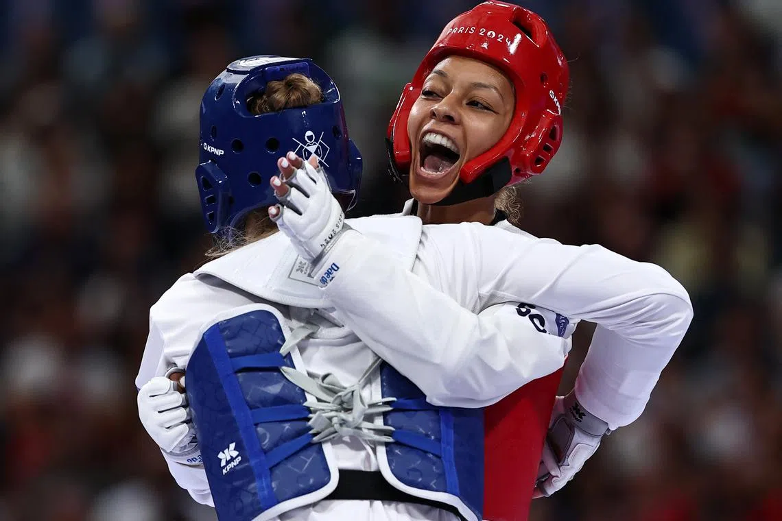 Paris 2024 Olympics - Taekwondo - Women -67kg Round of 16 - Grand Palais, Paris, France - August 09, 2024. Kristina Teachout of United States in action with Magda Wiet-Henin of France. REUTERS/Tingshu Wang