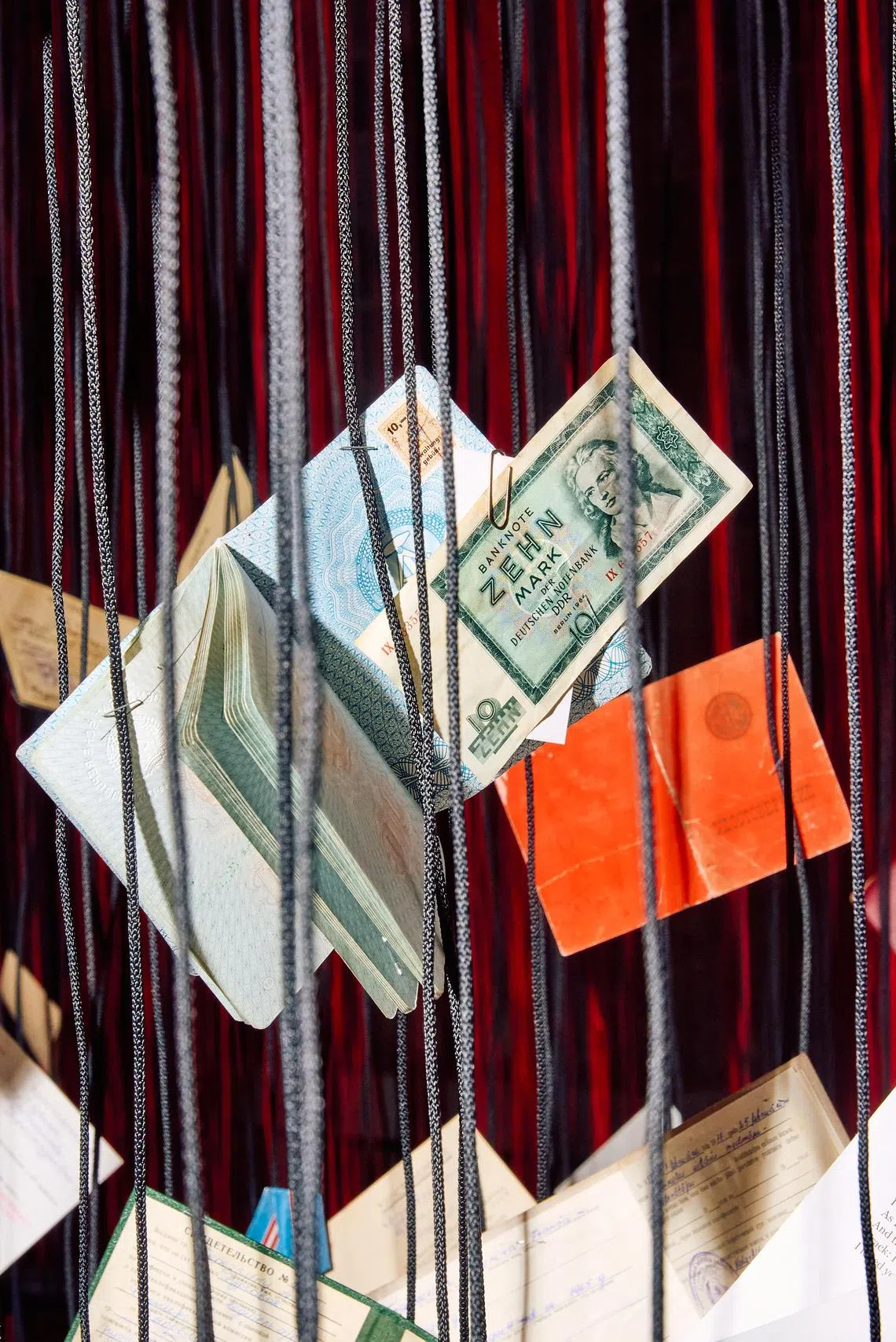 Detalhes de uma instalação do artista Chiharu Shiota na ICA Batershed, um enorme espaço de exposição em um estaleiro ativo em Boston em 16 de maio de 2025. O artista de Berlim evocou uma infinidade de histórias de imigrantes em 