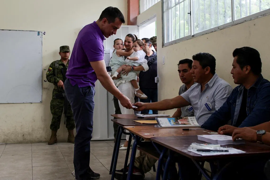 Ecuador's President Daniel Noboa votes at a polling station, during the presidential election, in Olon, Ecuador April 13, 2025. REUTERS/David Diaz Arcos