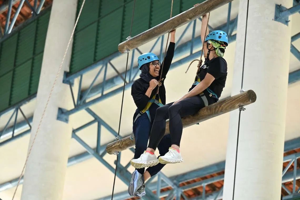 nyc-asean-youth-fellowship-2024-outward-bound-singapore-trust-building-exercise