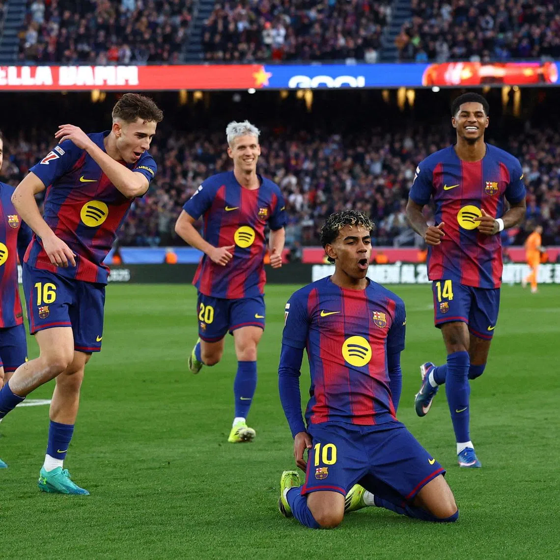 Soccer Football - LaLiga - FC Barcelona v RCD Mallorca - Spotify Camp Nou, Barcelona, Spain - February 7, 2026 FC Barcelona's Lamine Yamal celebrates scoring their second goal with FC Barcelona's Marc Casado, FC Barcelona's Dani Olmo, FC Barcelona's Fermin Lopez and FC Barcelona's Marcus Rashford REUTERS/Albert Gea