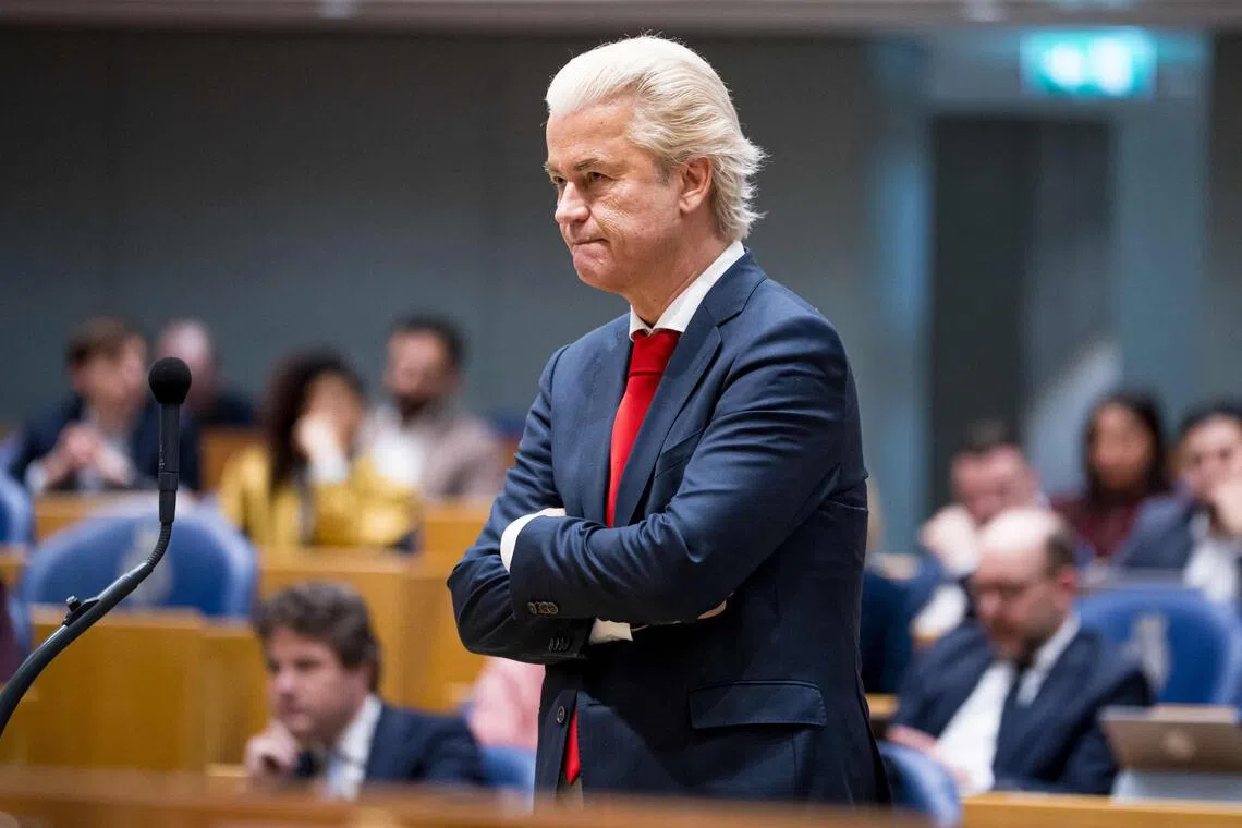 Seven members of Parliament have quit in protest at the authoritarian management style of firebrand far-right leader Geert Wilders.