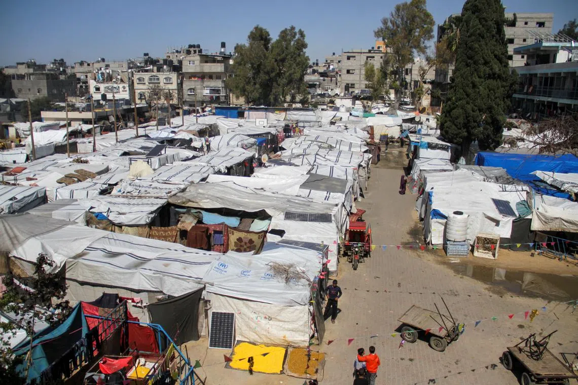 FILE PHOTO: Displaced Palestinians shelter in tents at an UNRWA school during the holy month of Ramadan, as the conflict between Israel and Hamas continues, in Jabalia refugee camp in the northern Gaza Strip, March 20, 2024. REUTERS/Mahmoud Issa/File Photo