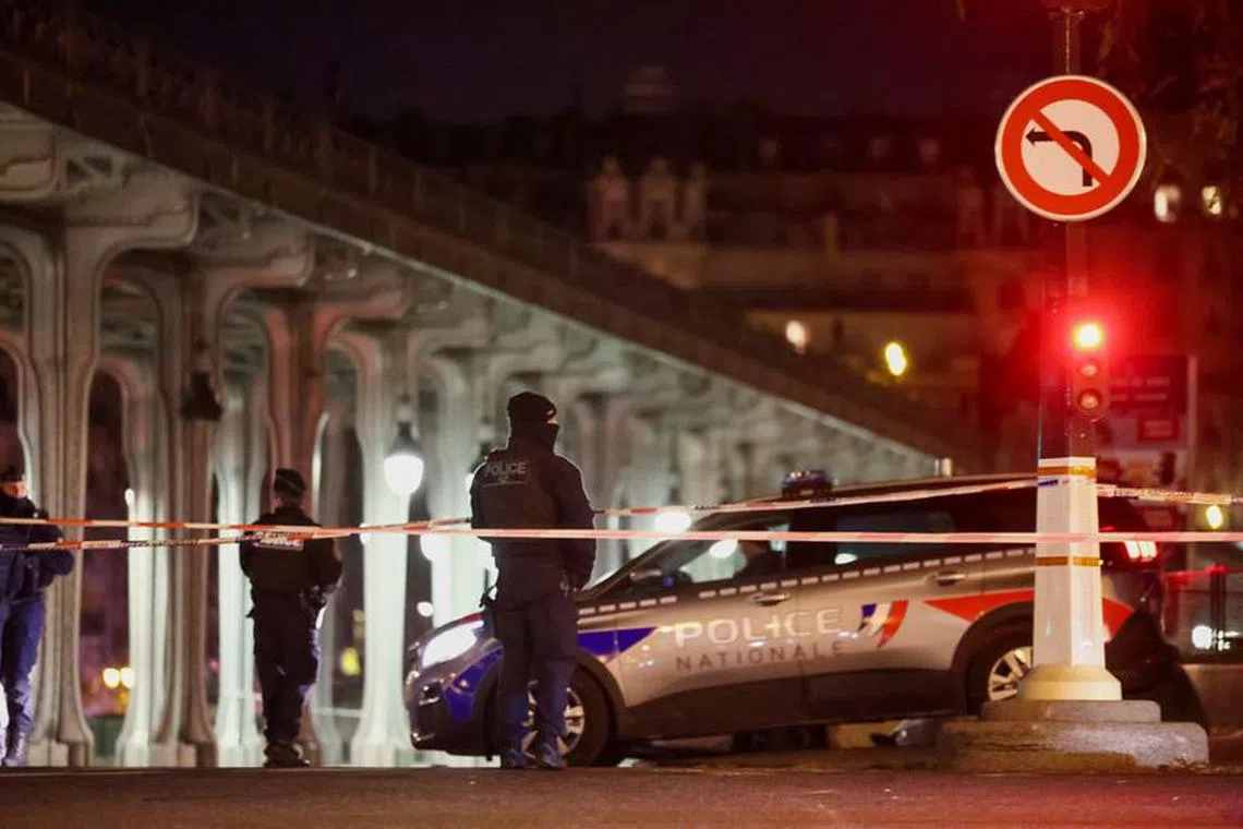 French police secures the access to the Bir-Hakeim bridge after a security incident in Paris, France December 3, 2023. REUTERS/Stephanie Lecocq