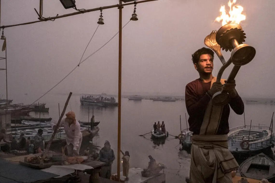 A Hindu ritual on the banks of the Ganges River in Varanasi, northern India, on Dec. 19, 2022. Prime Minister Narendra Modi has chosen Varanasi as a core vehicle of his assertion of India as a Hindu nation, raising tensions with Muslims. PHOTO : NYT