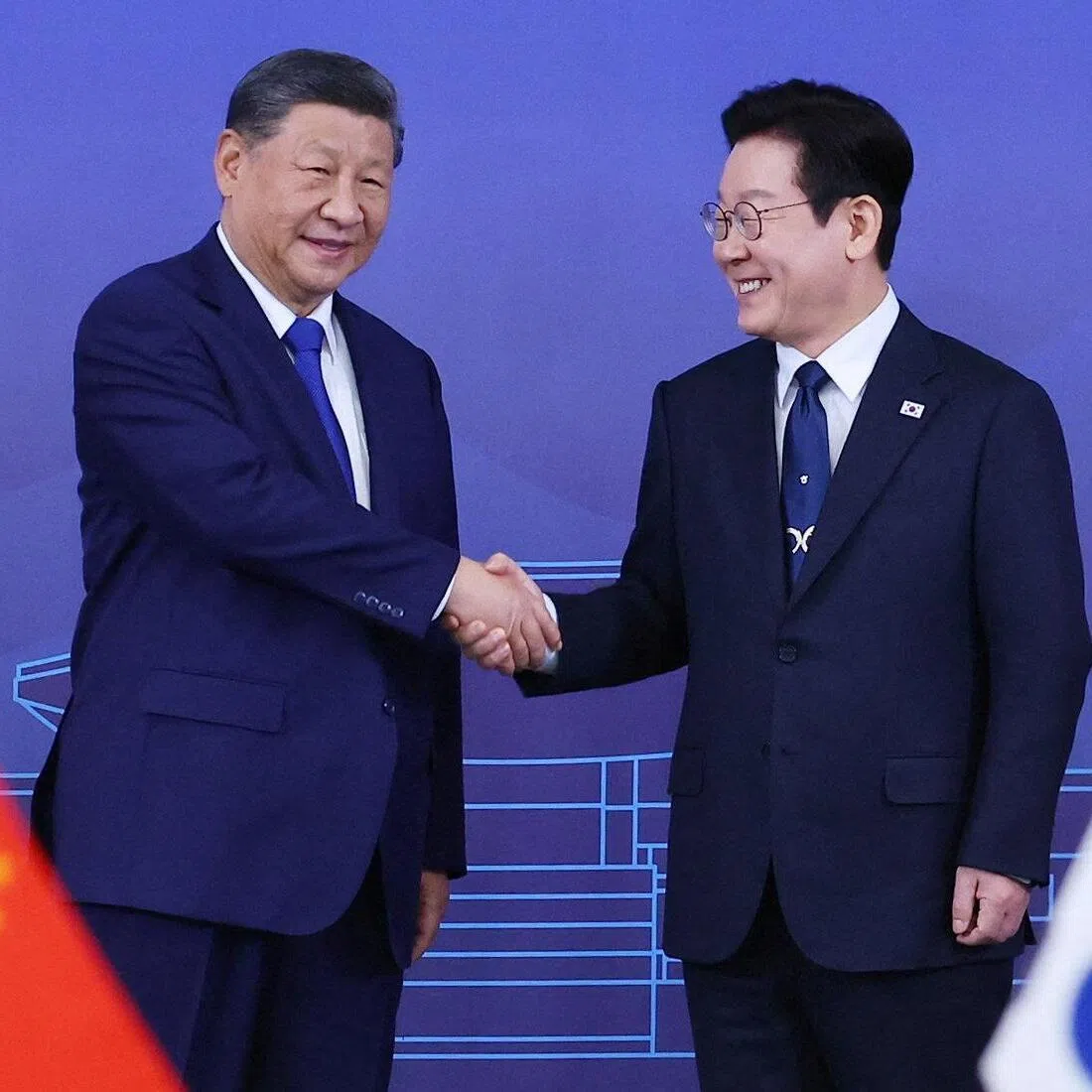 Chinese President Xi Jinping (left) and South Korea’s Lee Jae Myung (right)  agreed on the need to expand cultural cooperation.