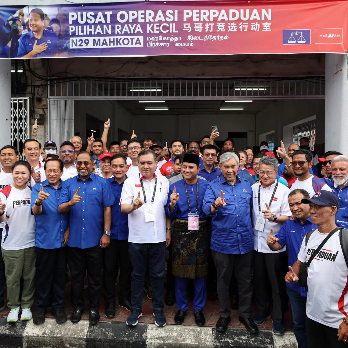 KLUANG, 14 Sept -- Timbalan Perdana Menteri Datuk Seri Dr Ahmad Zahid Hamidi yang juga Presiden UMNO bersama calon Barisan Nasional (BN) bagi Pilihan Raya Kecil (PRK) Dewan Undangan Negeri (DUN) N.29 Mahkota Syed Hussien Syed Abdullah ketika merasmikan Pusat Operasi Perpaduan PRK DUN Mahkota di Jalan Mersing hari ini.

Turut sama Menteri Pengangkutan merangkap Setiausaha Agung DAP, Anthony Loke, Pengerusi Perhubungan UMNO Johor, Datuk Onn Hafiz Ghazi, Menteri Pendidikan Tinggi merangkap Ahli Majlis Kerja Tertinggi UMNO Datuk Seri Dr Zambry Abd Kadir dan Timbalan Pengerusi Badan Perhubungan UMNO Johor Datuk Seri Ahmad Maslan.

-- fotoBERNAMA (2024) HAK CIPTA TERPELIHARA
