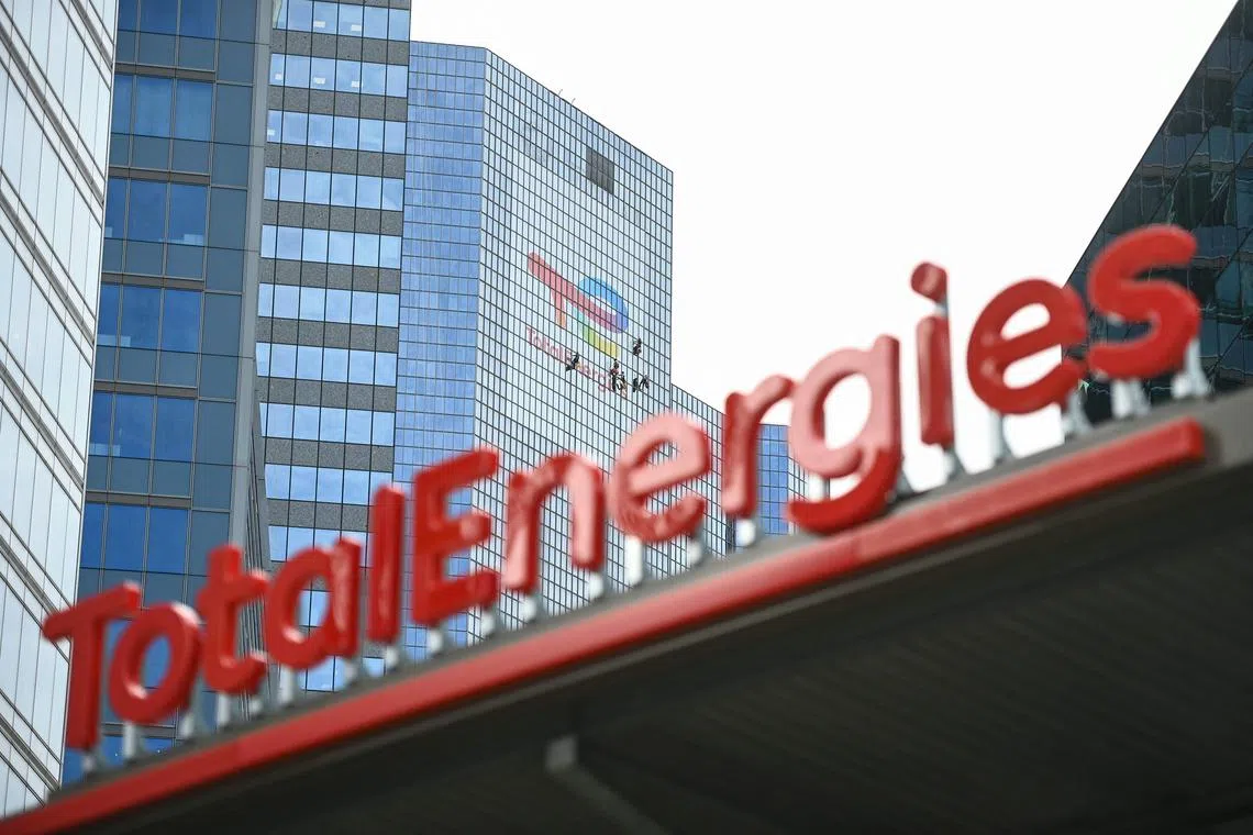 Starting in May 2021, TotalEnergies advertised its goal of “carbon neutrality by 2050“ and touted gas as “the fossil fuel with the lowest greenhouse gas emissions”. 