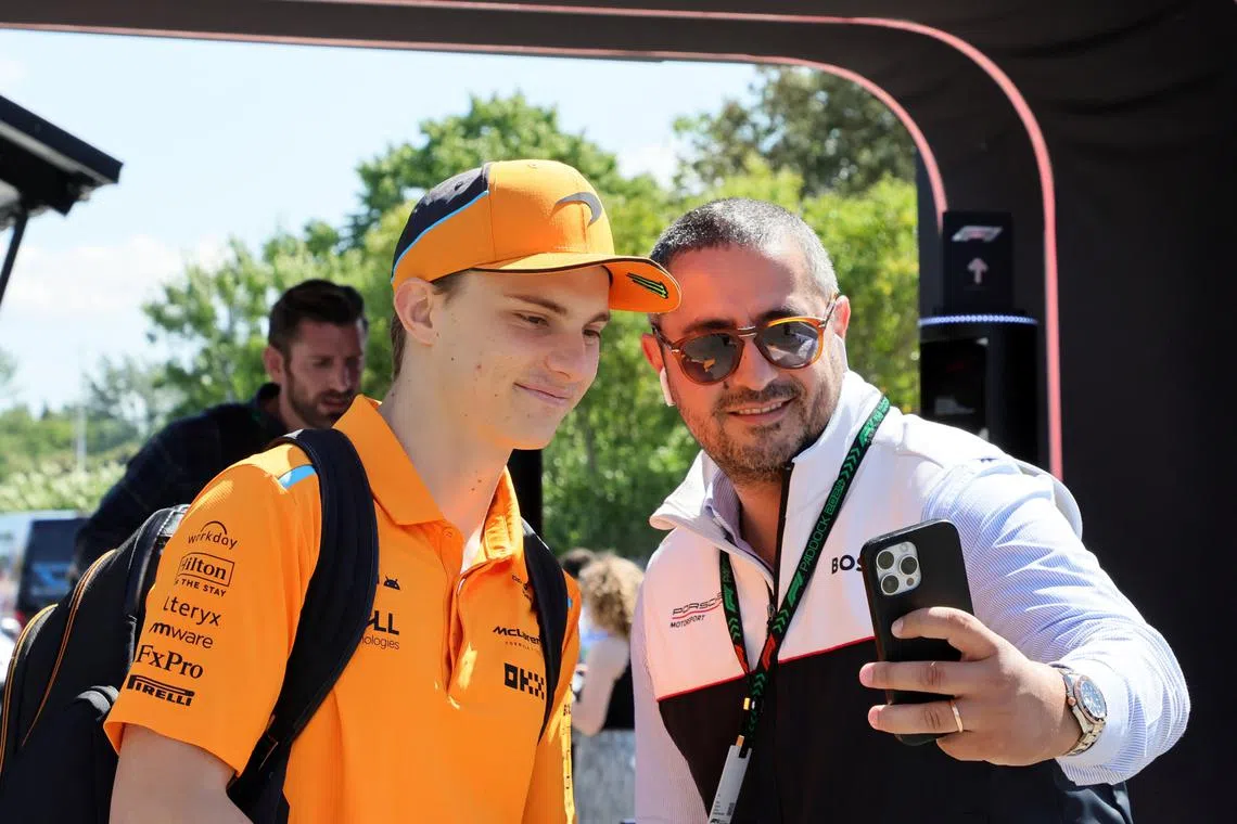 FILE PHOTO: Formula One F1 - Emilia Romagna Grand Prix - Autodromo Enzo e Dino Ferrari, Imola, Italy - May 17, 2024 McLaren's Oscar Piastri poses for a picture with a fan ahead of the Emilia Romagna Grand Prix REUTERS/Ciro De Luca/File Photo