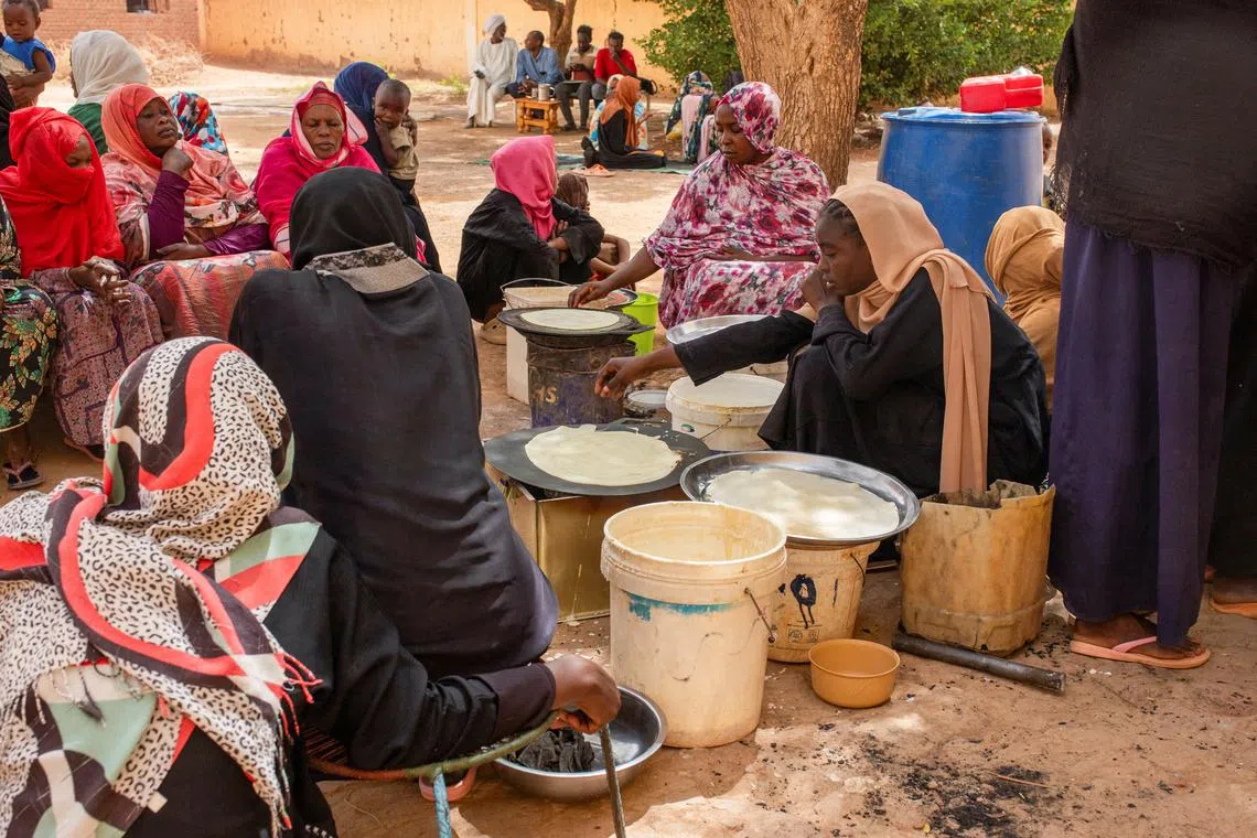 FILE PHOTO: Sudanese women from community kitchens, run by local volunteers, prepare meals for people who are affected by conflict and extreme hunger and are out of reach of international aid efforts, in Omdurman, Sudan, May 13, 2024. REUTERS/Mazin Alrasheed/File Photo