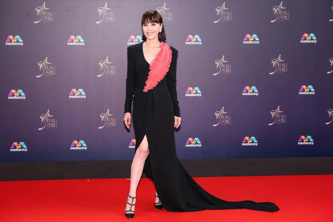 L'actrice Zoe Tay est apparue sur le tapis rouge lors de la cérémonie des Star Awards qui s'est tenue à Mediacorp le 19 avril. 