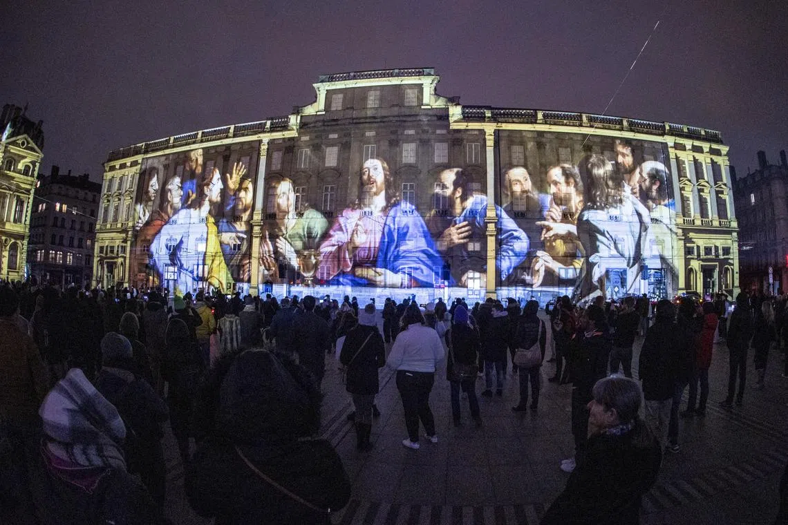 The art installation "Grand Mix" by Moetu Basile and David Passegand (Inook) is seen on the Musee des Beaux-Arts during the festival of lights (Fetes des Lumieres) amid a worldwide energy crisis in Lyon, France. PHOTO : REUTERS