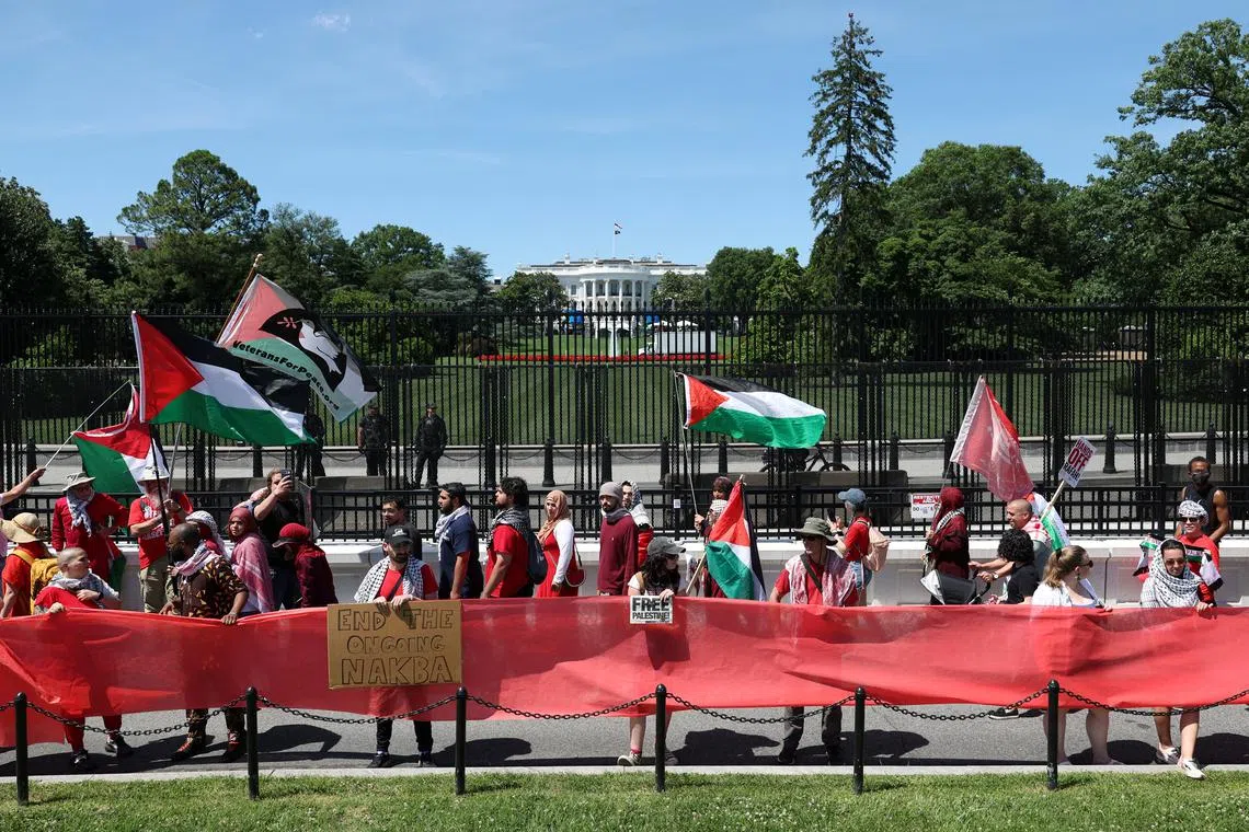 FILE PHOTO: Hundreds of demonstrators surround the White House perimeter with a red banner symbolising President Biden's 'red line' about Israel going into Gaza's Rafah, during a pro-Palestinian protest, amid the Israel-Hamas conflict, in Washington, U.S., June 8, 2024. REUTERS/Tom Brenner/File Photo
