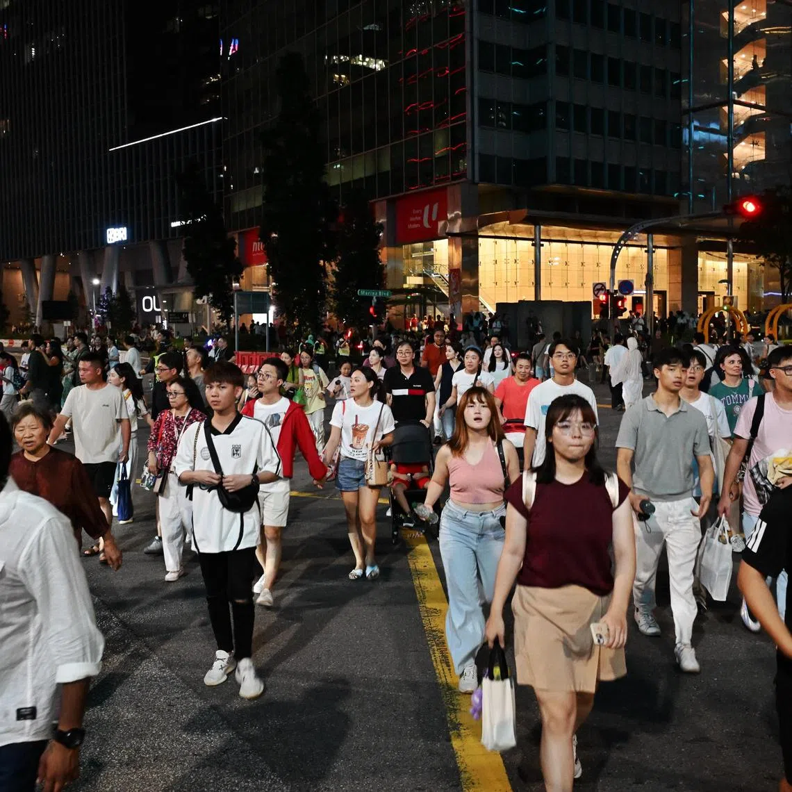 Members of the public making their way to Raffles Place MRT station after the National Day Parade on Aug 9.