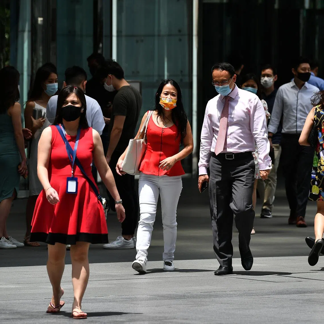 ST20210214-202163578229-Lim Yaohui-pixbudget16/ Office workers wearing face masks walking at Raffles Place within the heart of Singapore's financial centre in the CBD area on Feb 15, 2021. Can be used for stories on money, property, land, commercial, office, finance, financial, and CBD, manpower and job. (ST PHOTO: LIM YAOHUI)