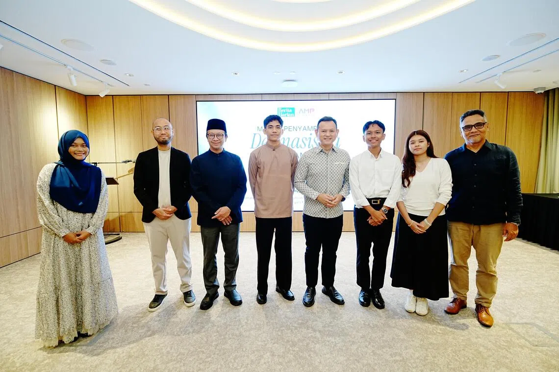 Acting Minister-in-charge of Muslim Affairs Zaqy Mohamad (fourth from right) with (from left) Nur Sarah Binte Yusman, sister of a recipient not present, AMP Singapore executive director Mohksin Rashid, Ustaz Fathurrahman Dawoed, Syahmi Akmal Hakim Bin Mohamad Ismail, Ahmad Mussodaq Ahmad Mazhar, Haifa binte Norhaizal and BH Editor, Nazry Mokhta.