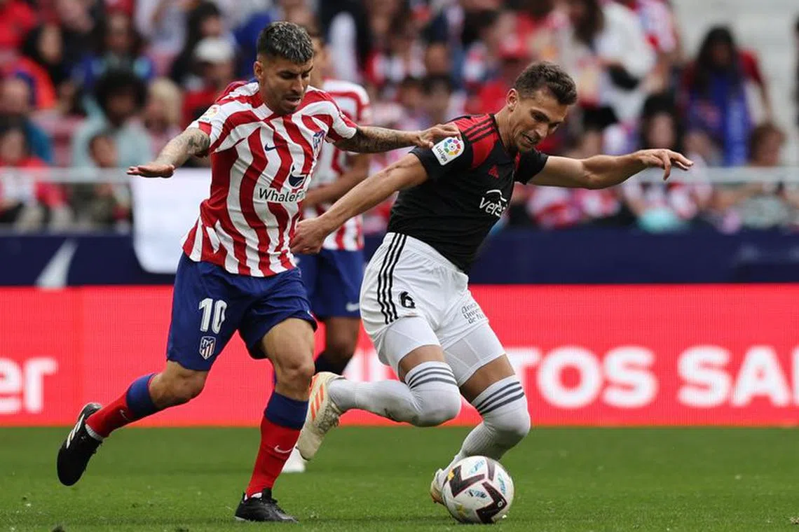 FILE PHOTO: Soccer Football - LaLiga - Atletico Madrid v Osasuna - Metropolitano, Madrid, Spain - May 21, 2023 Atletico Madrid's Angel Correa in action with Osasuna's Lucas Torro REUTERS/Violeta Santos Moura/File Photo